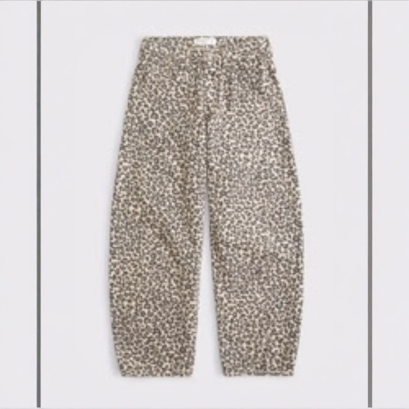 Abercrombie & Fitch Denim - Abercrombie & Fitch Size 26 (Short) Curve Love Mid Rise Barrel Jeans - Leopard